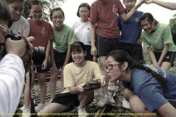 Фотография к новости: Легко ли обмануть мозг: По Сети гуляет фото, кажущееся цветным