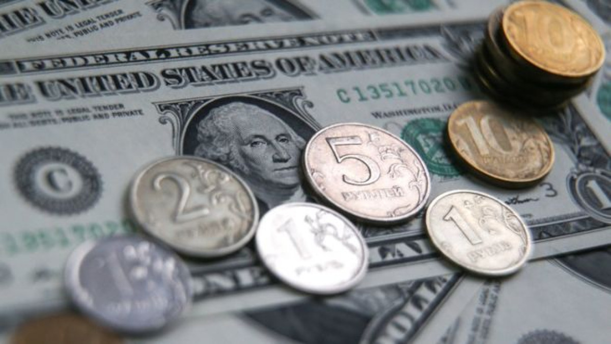 Доллар продают в обменниках за 387 тенге