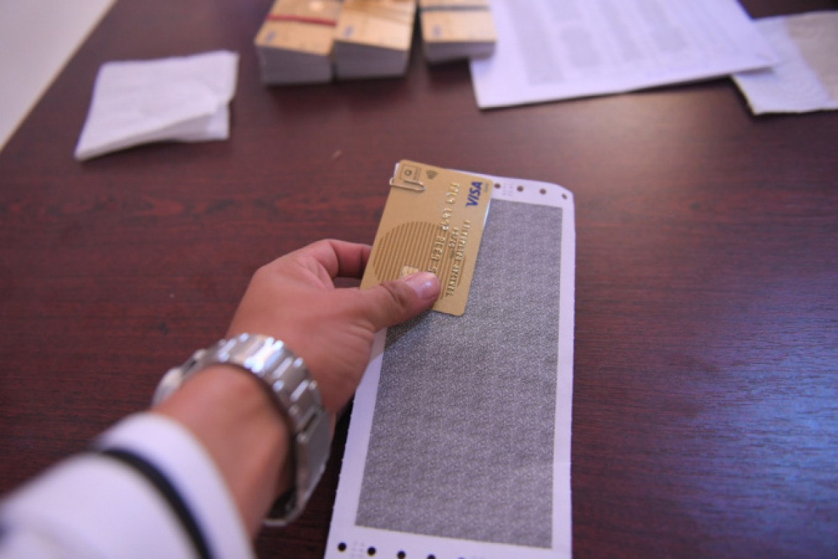 Жителям Арыси начали раздавать банковские карты для получения 100 тысяч тенге