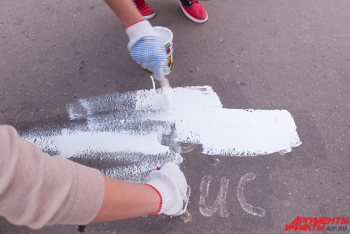 Фотография к новости: Алматинские подростки закрашивают рекламу наркотиков 