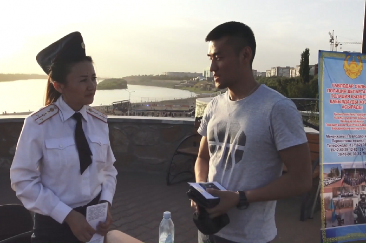 На Набережной Павлодара жителей агитировали пополнить ряды полицейских