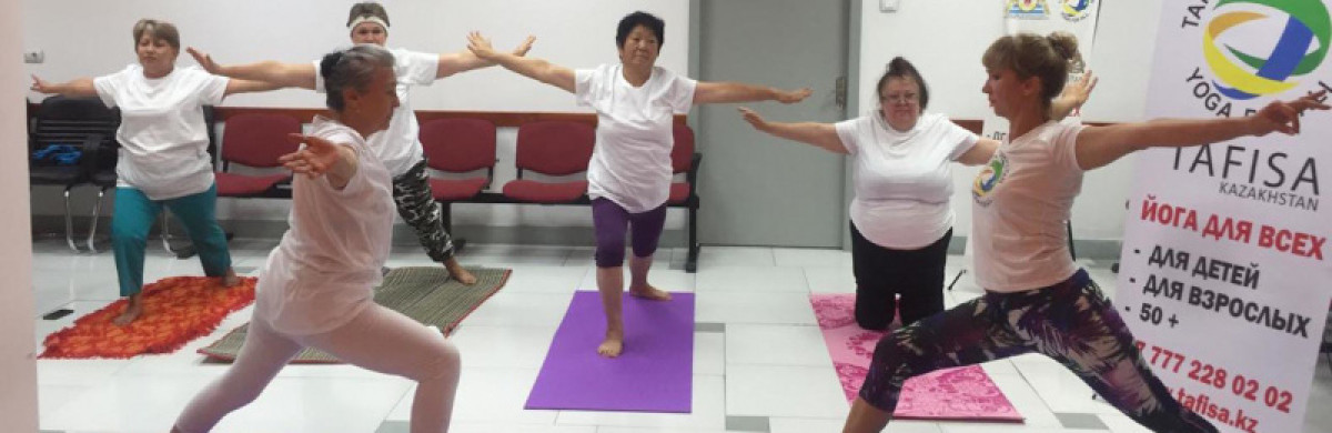 70-летняя пенсионерка из Алматы практикует йогу
