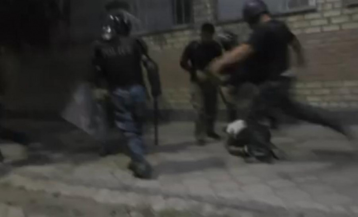В Сети опубликовали видео разгона, который происходил в районе бишкекской площади Ала-Тоо