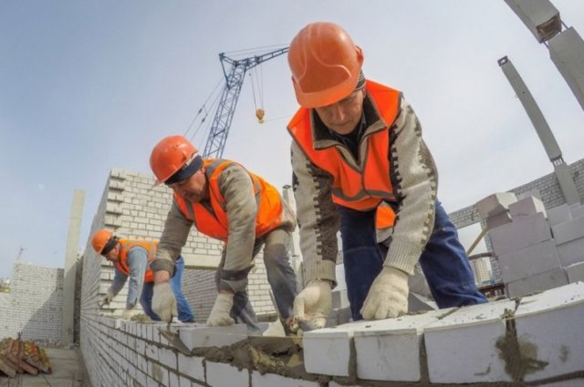 Строители моста в Нур-Султане объявили голодовку