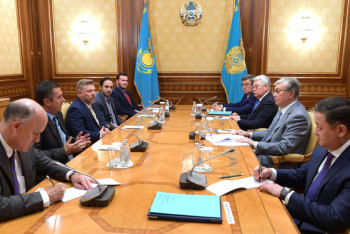 Фотография к новости: Токаев встретился с американскими политиками   