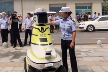 Фотография к новости: Роботов-полицейских запустили в Китае