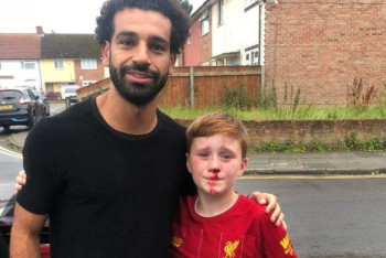 Фотография к новости: Юный фанат разбил нос в попытке получить автограф Салаха