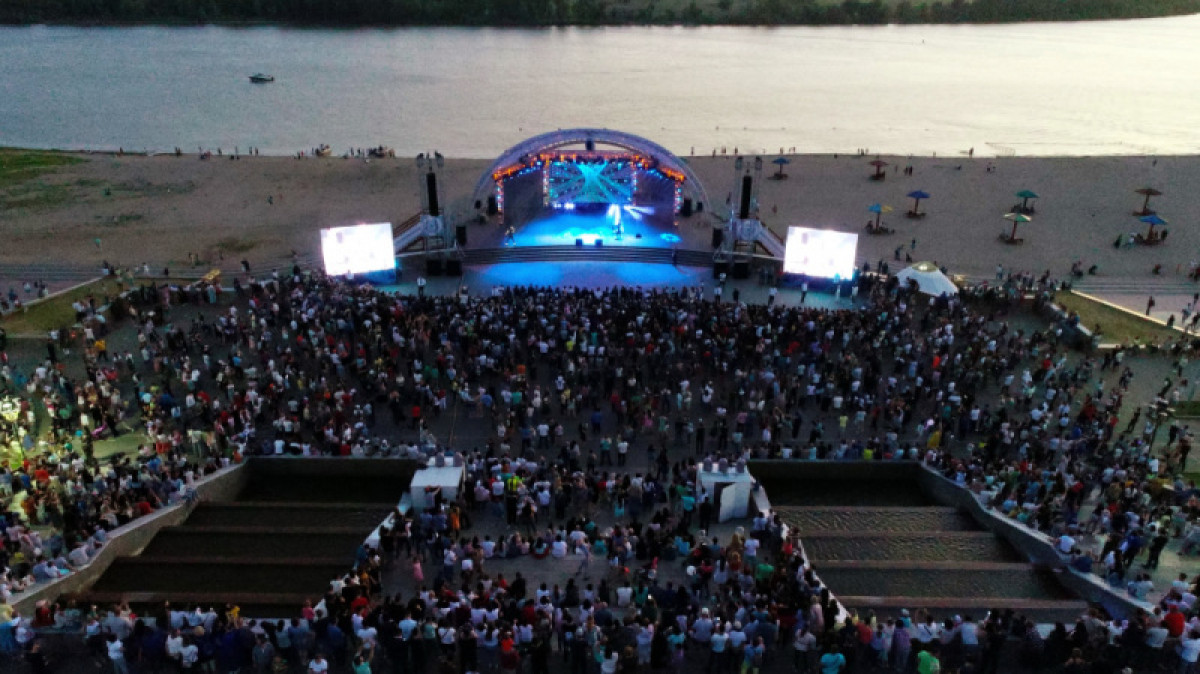 В День рождения Абая 50 тысяч павлодарцев спели вместе с "МузАРТ" на набережной