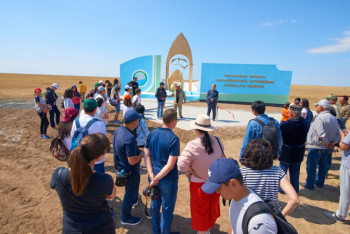 Фотография к новости: Стела в виде фламинго появилась в Коргалжынском заповеднике