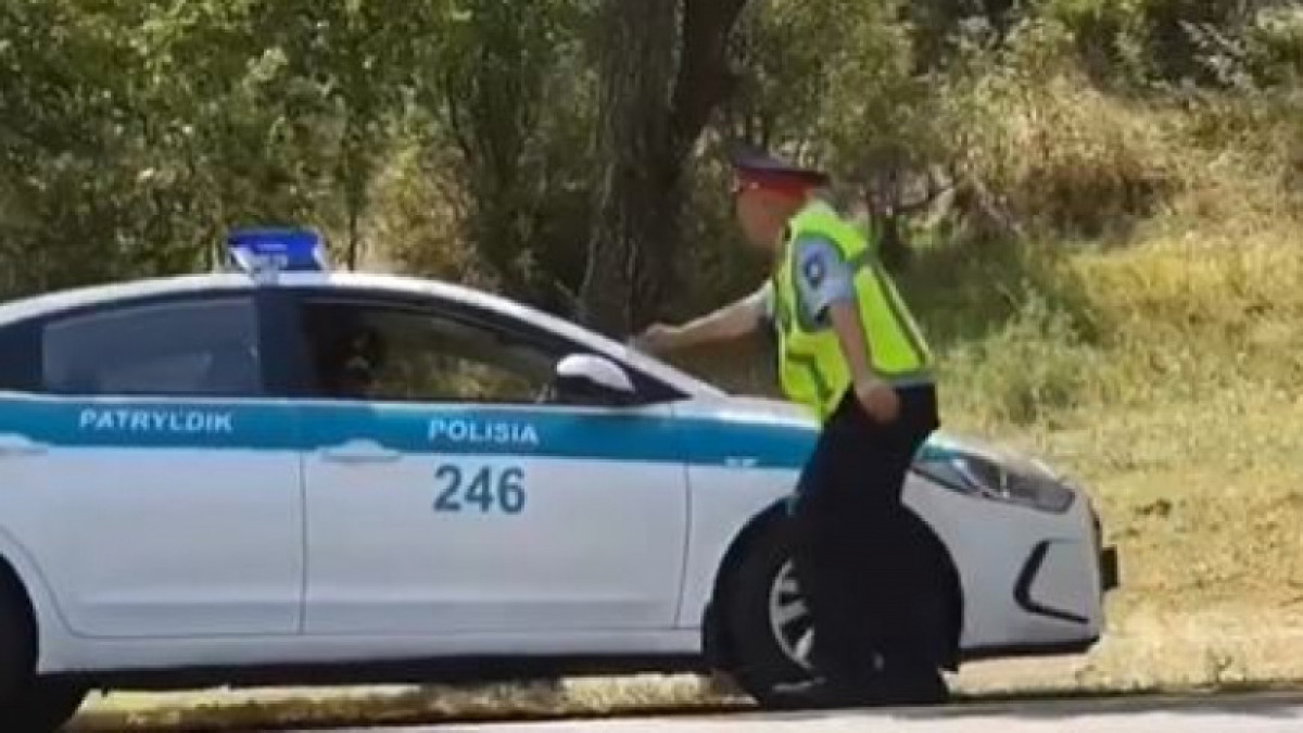 Полицейский провел обряд по привлечению денег