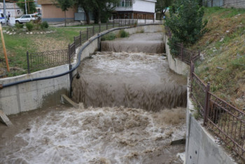 Фотография к новости: Русло реки Каргалы расширяют спецтехникой