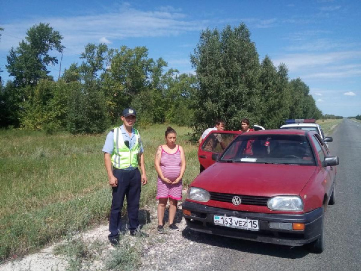 Полицейские СКО помогли отремонтировать авто, на котором везли беременную женщину