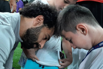 Фотография к новости: Мальчик Али из Нур-Султана побывал на открытой тренировке Ливерпуля и встретился с Салахом