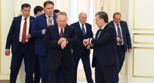 Опубликовано архивное фото Назарбаева и Мирзиеева
