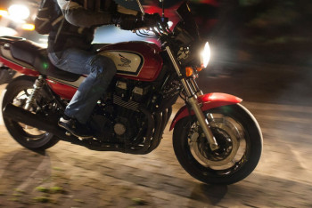 Фотография к новости: Байкер-лихач пытался скрыться от полиции и совершил ДТП в ВКО