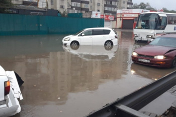 Фотография к новости: Потоп из-за сильного дождя устраняют коммунальные службы в Алматы