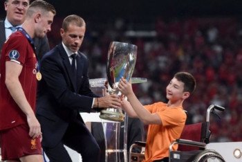 "Мама, я буду рассказывать об этом своим детям и внукам". Как Али пережил самый счастливый день на Суперкубке УЕФА