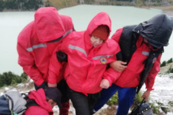 Фотография к новости: Замерзшую женщину спустили с горы спасатели Алматы