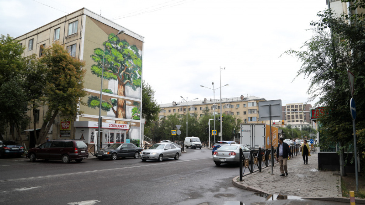 "Жить с деревом": Столичный художник преобразил хрущевку правобережья