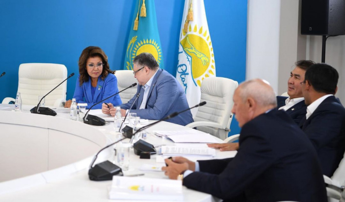 За пять минут до... — в сети появились фото с Политбюро "Nur Otan"