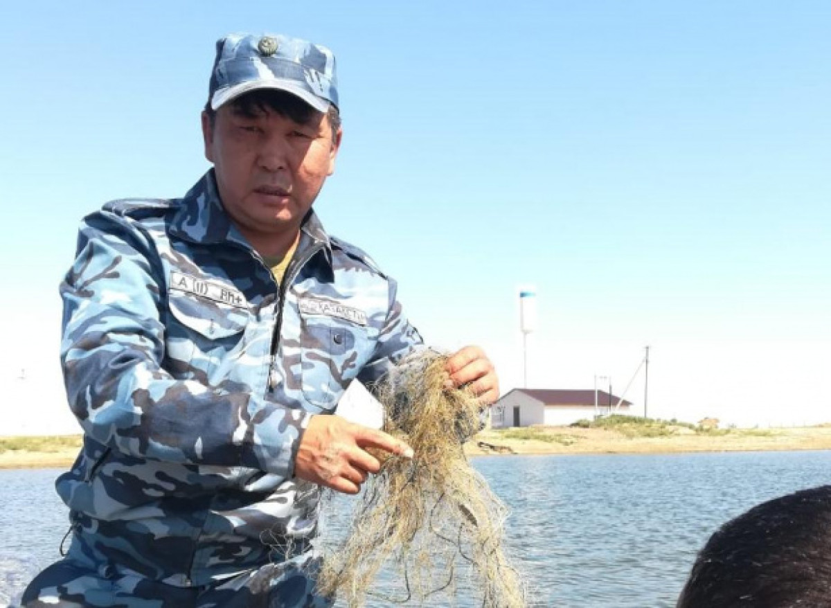 Сотни километров синтетических сетей собрали казахстанцы в озерах страны