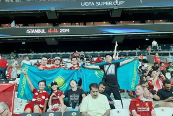 Фотография к новости: Как казахстанские фанаты "Ливерпуля" зажгли на стадионе в Стамбуле