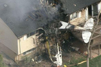 Фотография к новости: В США легкомоторный самолёт упал на дом