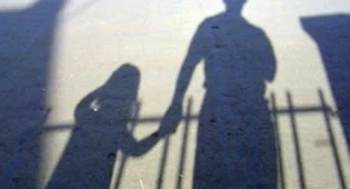 Мужчина домогался свою 5-летнюю дочь на остановке в Байконуре