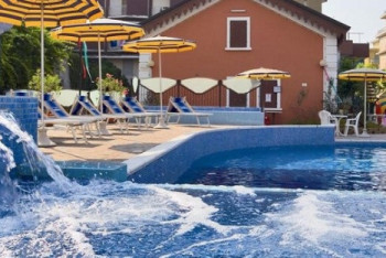 Фотография к новости: 12-летнюю девочку из Петербурга засосало в трубу бассейна в Турции