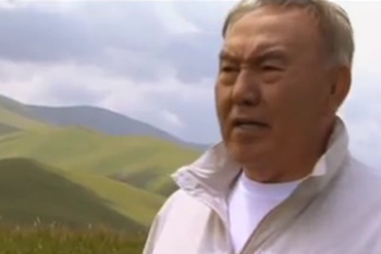 Фотография к новости: Видео с поющим Назарбаевым появилось в сети