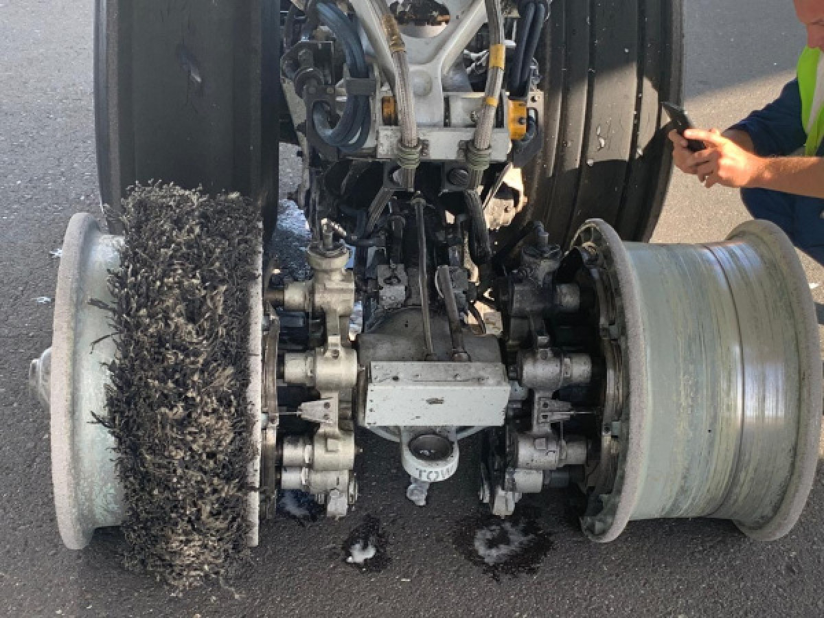 Стерлись шасси: В сети появилось видео посадки Boeing в Нур-Султане 