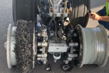 Фотография к новости: Стерлись шасси: В сети появилось видео посадки Boeing в Нур-Султане 