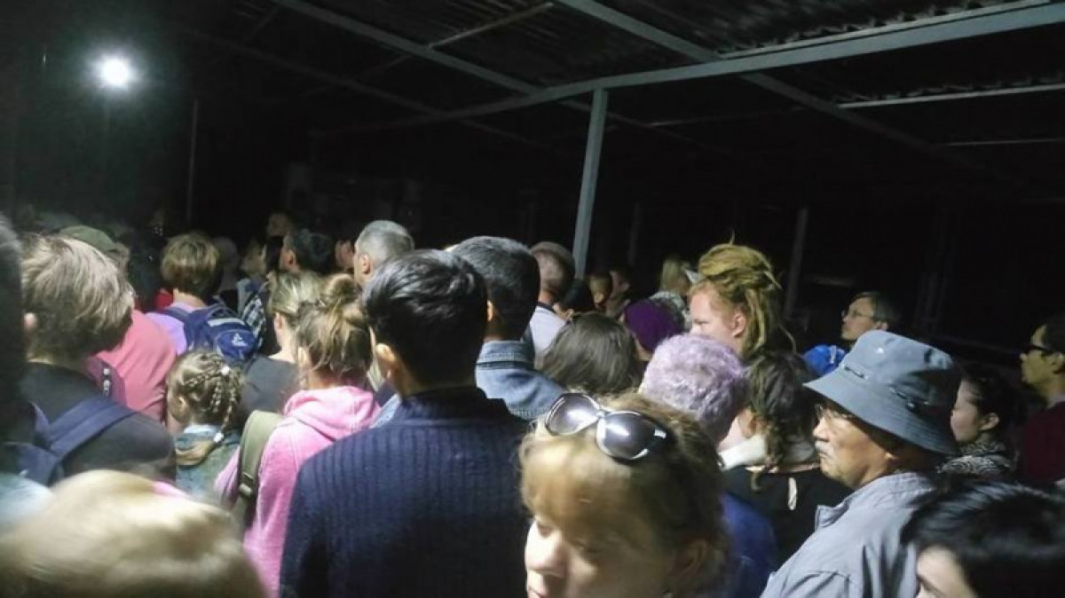 На границе "дело доходит до драки": как казахстанцы стремятся попасть на Иссык-Куль