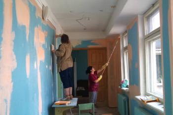 Фотография к новости: Почему педагоги красят батареи и белят стены? — судьба учителей в Атырауской области