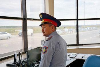 "Полицейский-молния" доставил женщину в роддом за полчаса до родов