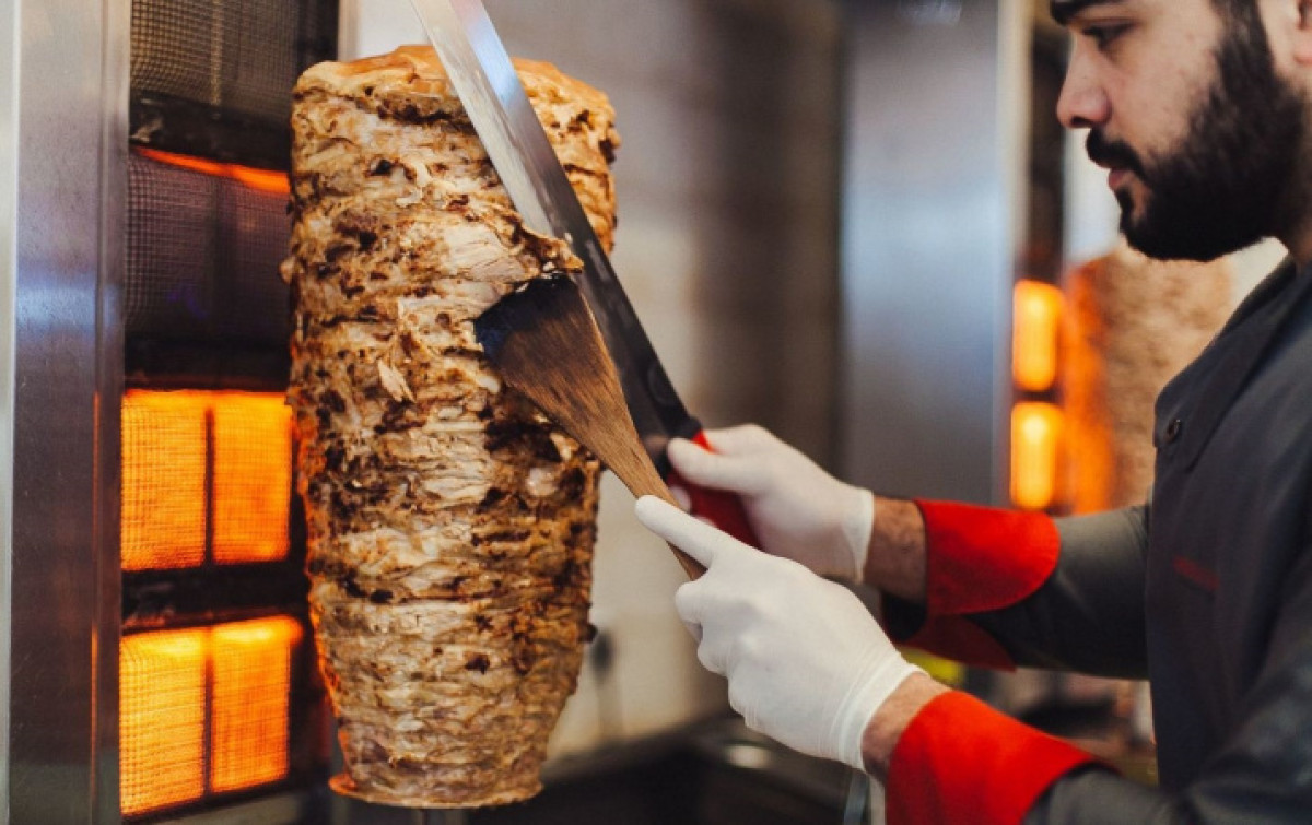 12 человек отравились донерами в Караганде