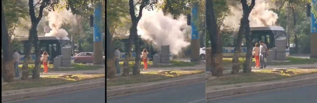 В Алматы загорелся троллейбус