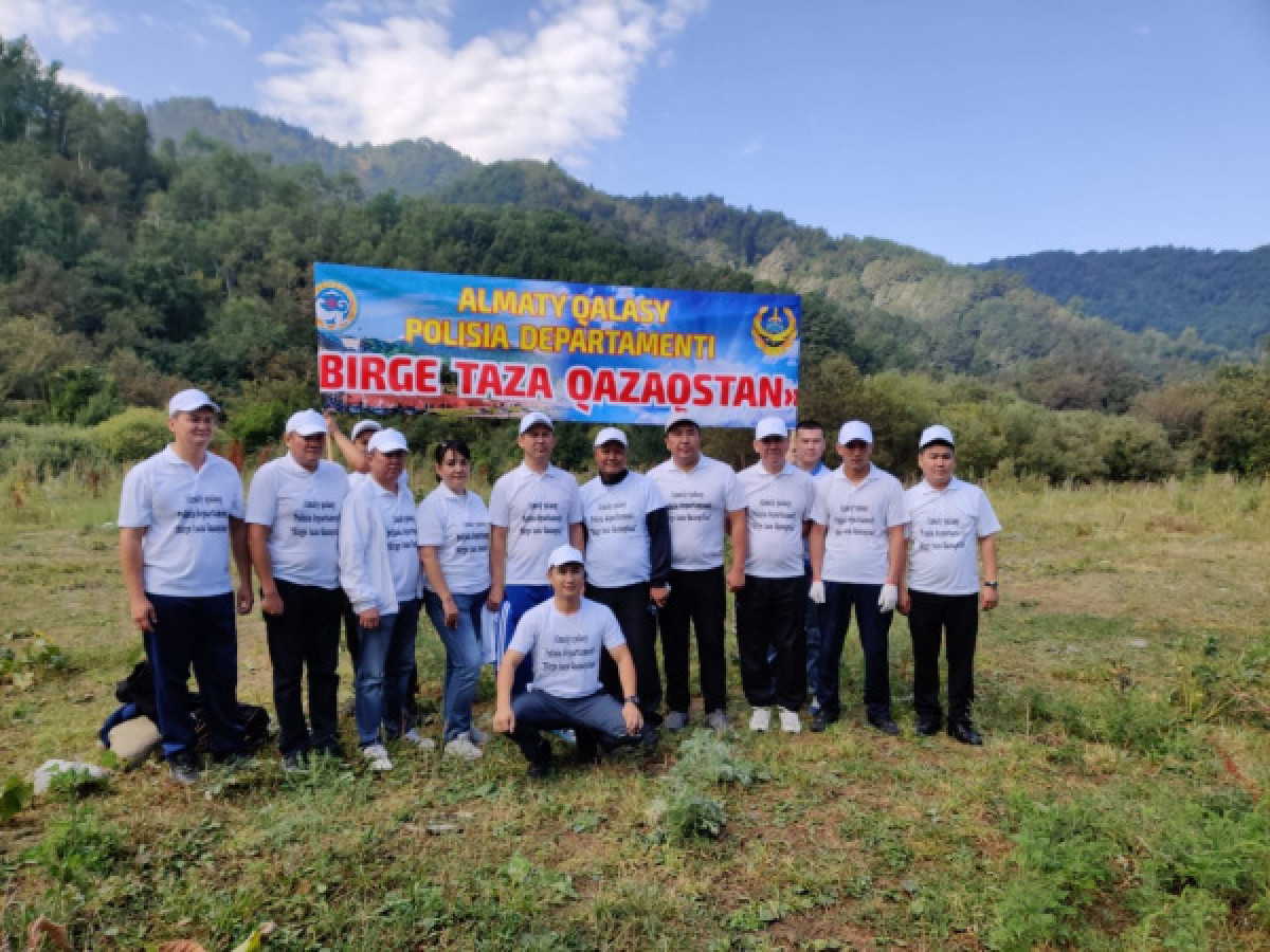Алматинские полицейские приняли участие в акции #Birge #TazaQazaqstan