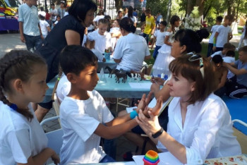 Фотография к новости: Динозавры, трансформеры и мастер-классы: Фестиваль семейных ценностей стартовал в Шымкенте