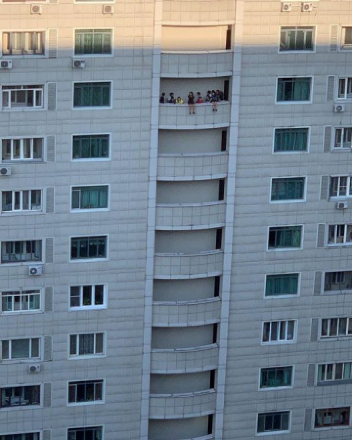 Полицейские разыскивают родителей детей, свесивших ноги с балкона многоэтажки в Алматы
