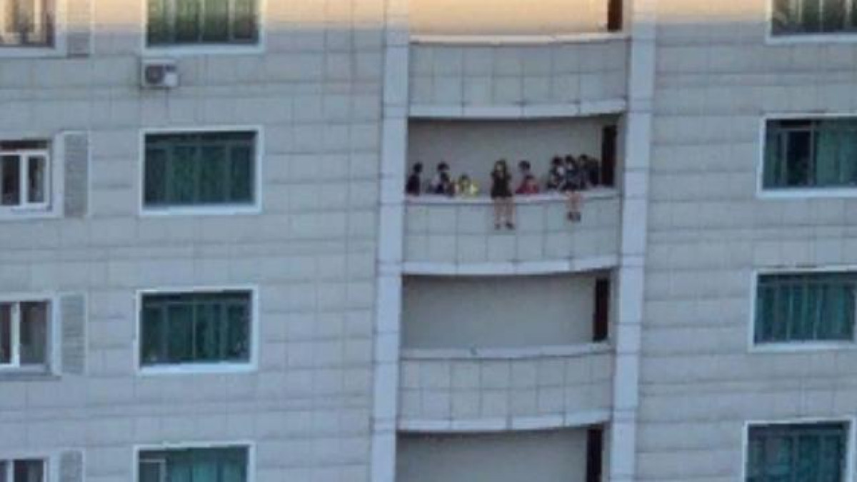 Полиция Алматы наказала родителей детей, свесивших ноги с балкона