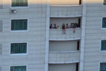 Фотография к новости: Полиция Алматы наказала родителей детей, свесивших ноги с балкона