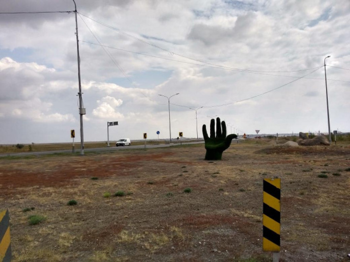 Карагандинцы ломают голову над значением фигуры руки в их городе