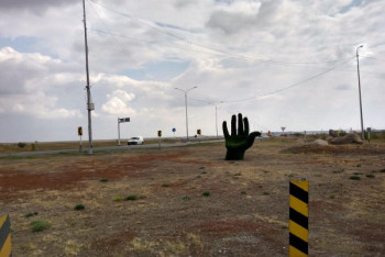 Фотография к новости: Карагандинцы ломают голову над значением фигуры руки в их городе