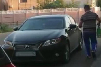 Фотография к новости: "Малоимущий" в Павлодаре приехал за соцпомощью на Lexus