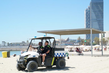 Фотография к новости: На пляжах Барселоны полиция раздает обворованным туристам "набор выживания"