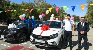 Аким Кызылординской области подарил два автомобиля спортивной школе-интернат-колледжу