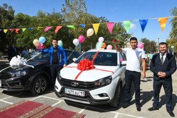 Фотография к новости: Аким Кызылординской области подарил два автомобиля спортивной школе-интернат-колледжу