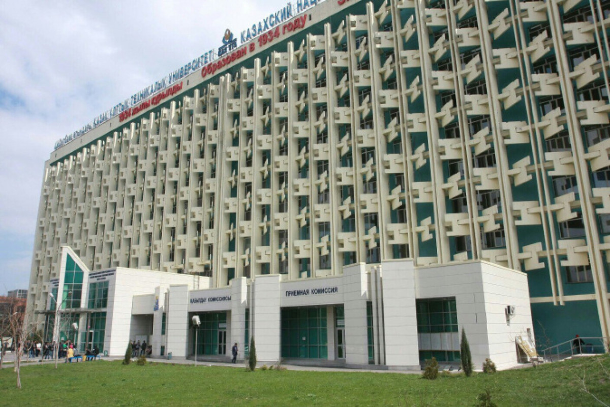 Бывшие преподаватели захватили общежитие университета КазНИТУ в Алматы