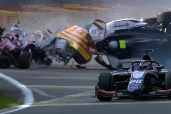 Фотография к новости: Видео жуткой аварии, где разорвало машину "Формулы-2", появилось в Сети